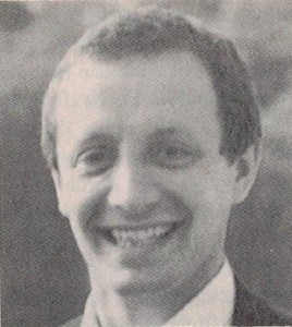 schwarz-weiß-Portraitphoto eines lachenden jungen Mannes